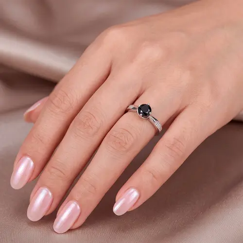 Anel de Prata com Diamante Negro de 1,5 Cts..