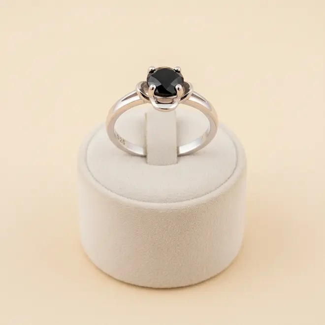 Anel Solitário de Prata com Diamante Negro de 1,5 Cts.