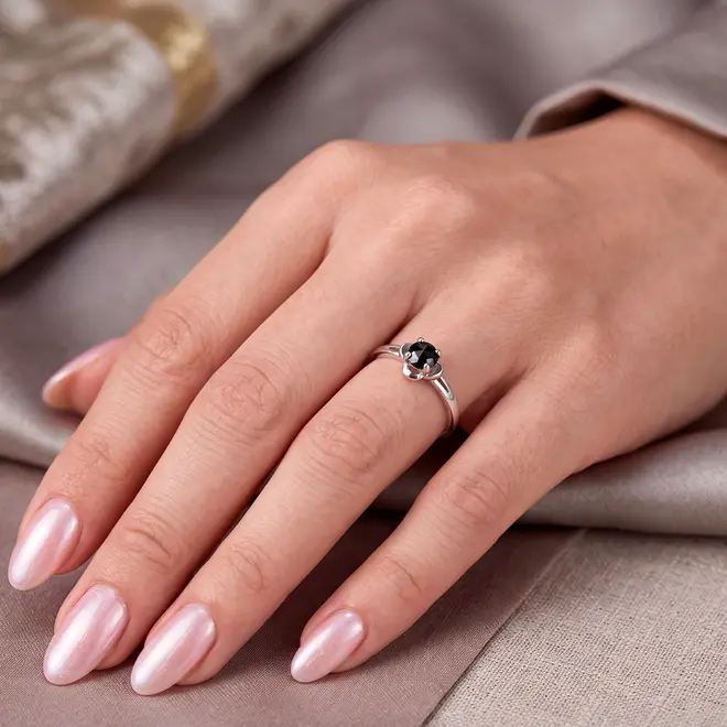 Anel Solitário de Prata com Diamante Negro de 1,5 Cts.
