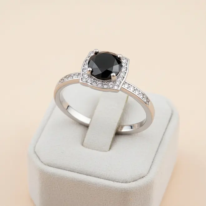 Anel de Prata com Diamante Negro de 1,5 Cts..