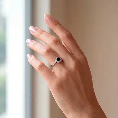 Anel de Prata com Diamante Negro de 1,5 Cts..