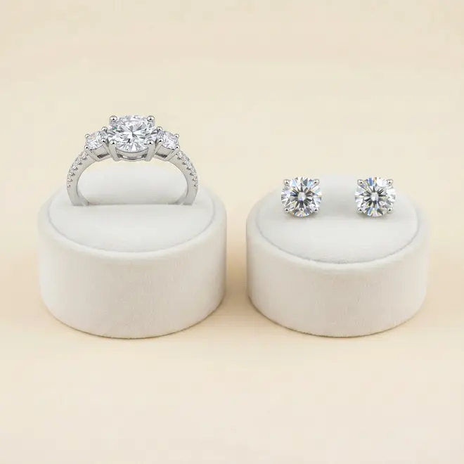 Conjunto de Anel e Par de Brincos Solitários com Cristais e Moissanite.