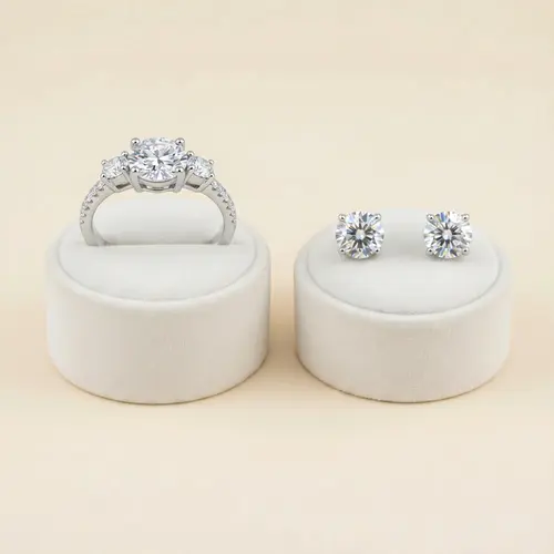 Conjunto de Anel e Par de Brincos Solitários com Cristais e Moissanite.