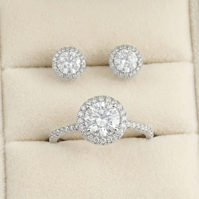 Conjunto Solitário de Anel e Brincos em Prata com Moissanites e Cristais