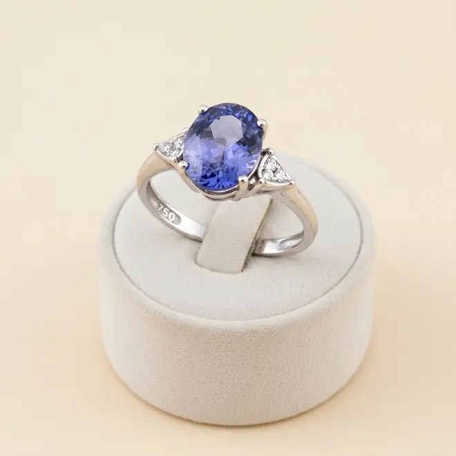 Anel de Ouro Branco com Diamantes e Tanzanita de 3,84 ct