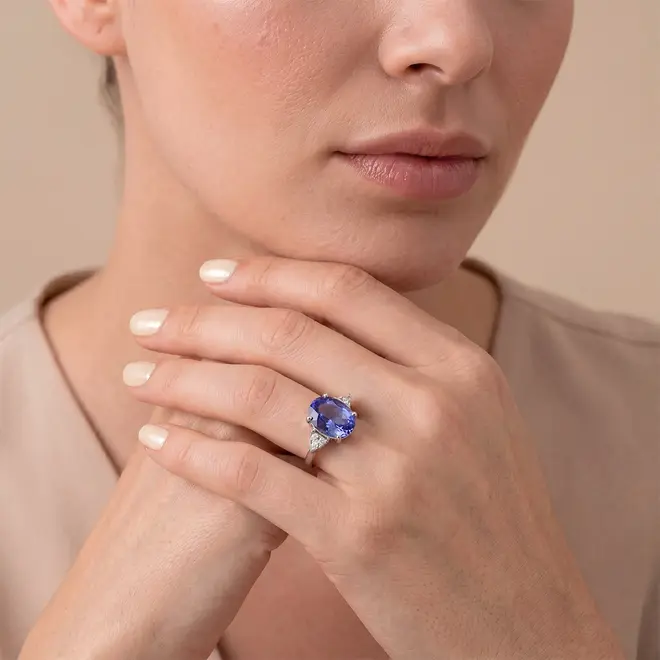 Anel de Ouro Branco com Diamantes e Tanzanita de 3,84 ct