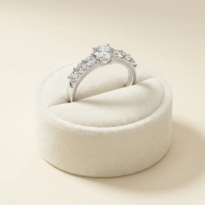 Anel de Ouro Branco com Diamantes e Diamante Central de 42 Pts.