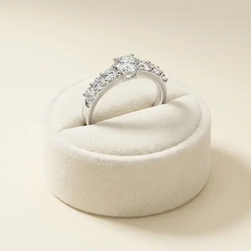 Anel de Ouro Branco com Diamantes e Diamante Central de 42 Pts.