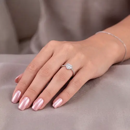 Anel Trabalhado Coração de Ouro Branco com Diamantes Totalizando 11 Pts.
