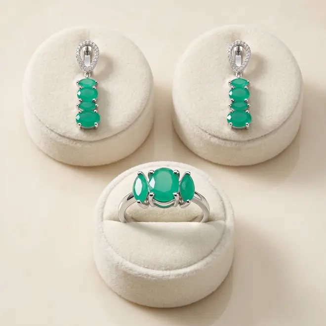 Conjunto de Anel e Par de Brincos com Cristais e Esmeraldas.