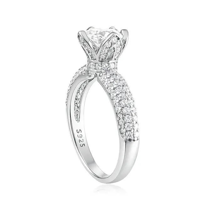 Anel de Prata com Cristais e Moissanite.