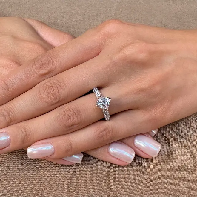 Anel de Prata com Cristais e Moissanite.