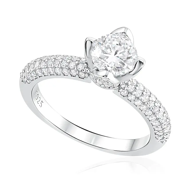 Anel de Prata com Cristais e Moissanite.