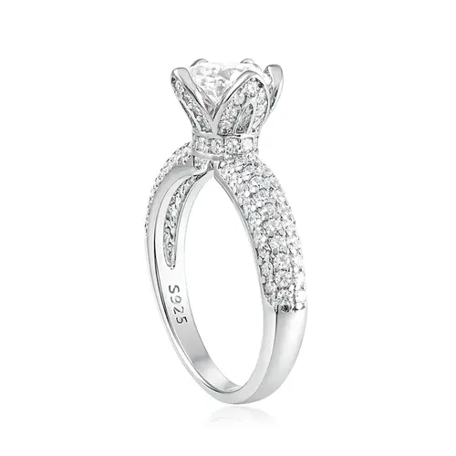 Anel de Prata com Cristais e Moissanite.