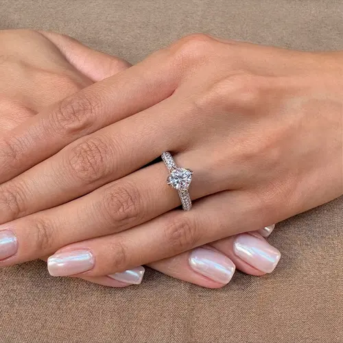 Anel de Prata com Cristais e Moissanite.