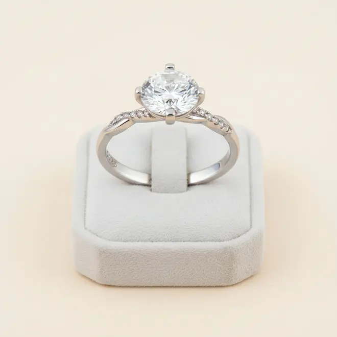 Anel de Prata com Moissanite.