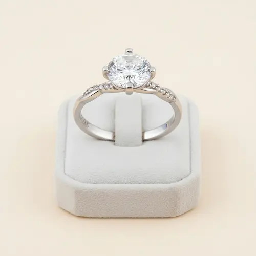 Anel de Prata com Moissanite.