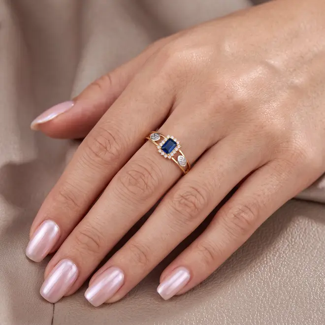 Anel de formatura feminino com Safira e ouro amarelo