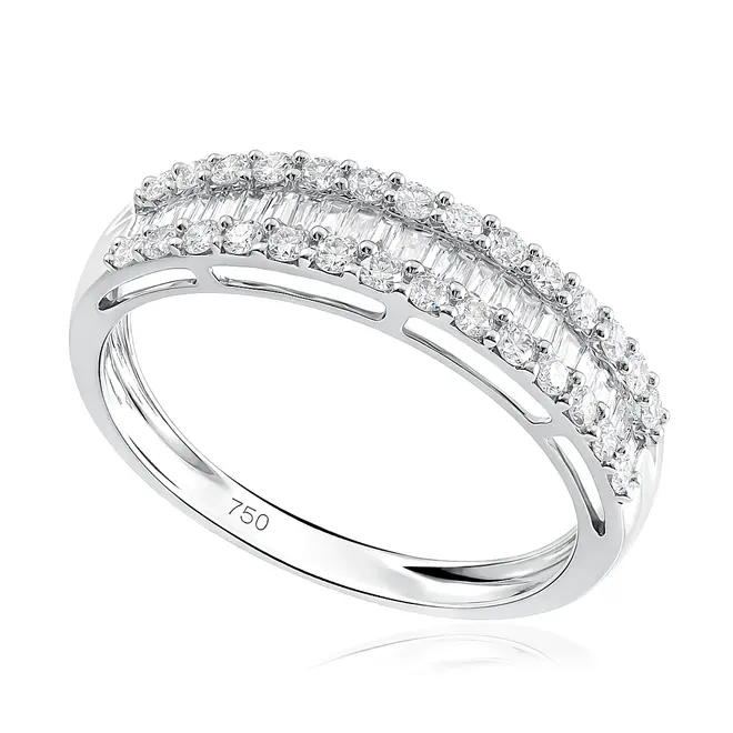 Meia Aliança de Ouro Branco com Diamantes totalizando 1,0 Cts.