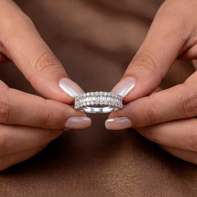 Meia Aliança de Ouro Branco com Diamantes totalizando 1,0 Cts.