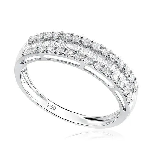 Meia Aliança de Ouro Branco com Diamantes totalizando 1,0 Cts.