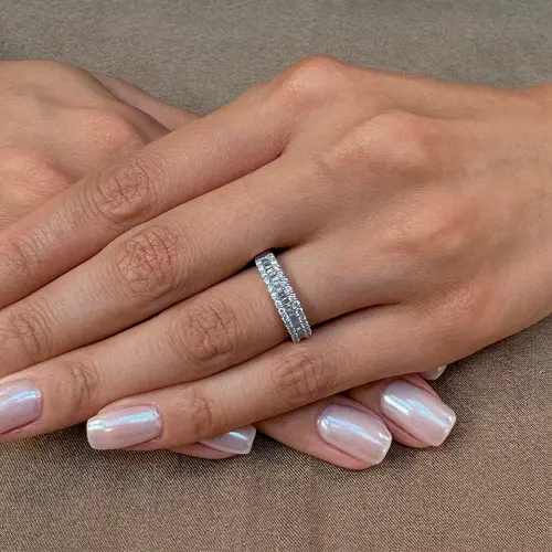Meia Aliança de Ouro Branco com Diamantes totalizando 1,0 Cts.