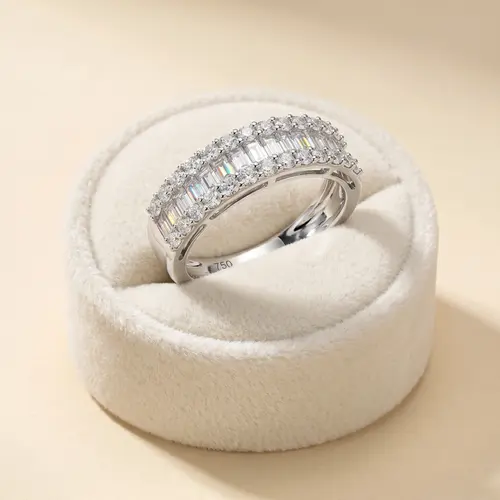 Meia Aliança de Ouro Branco com Diamantes totalizando 1,0 Cts.