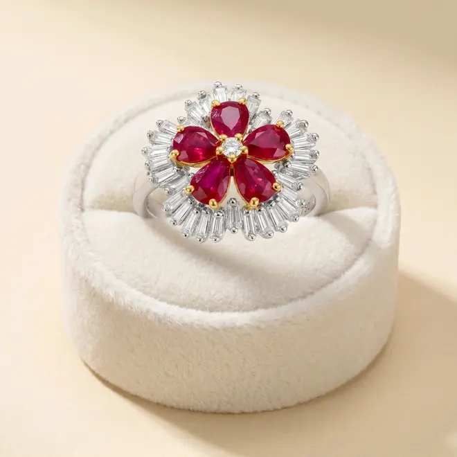 Anel Radiante em Ouro 18k Bicolor com Diamantes e Rubis Florais