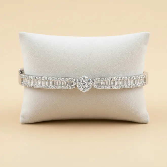 Bracelete em Ouro Branco 18k com Diamantes e Design Floral