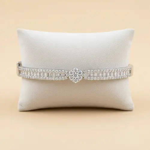 Bracelete em Ouro Branco 18k com Diamantes e Design Floral