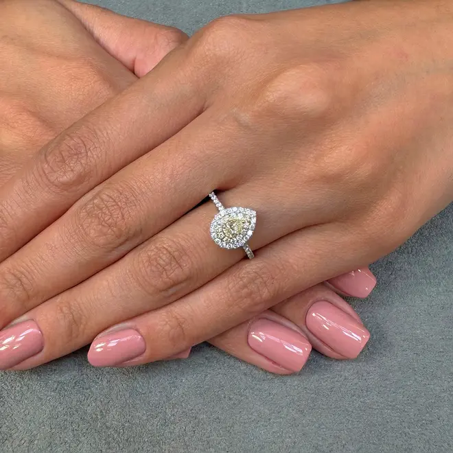 Anel Gota Trabalhado de Ouro Branco com Diamantes Totalizando 1,0 Cts.