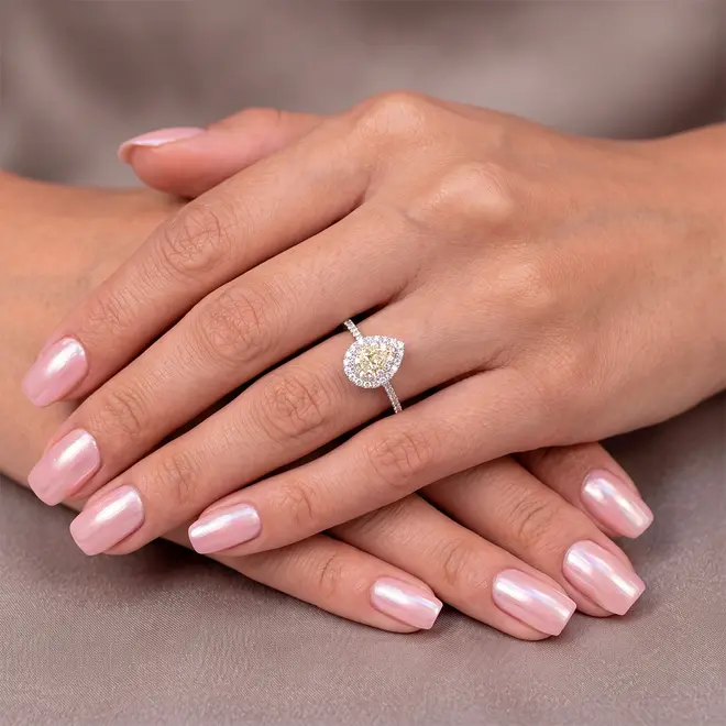 Anel Gota Trabalhado de Ouro Branco com Diamantes Totalizando 1,0 Cts.