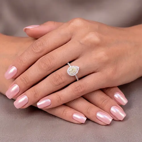 Anel Gota Trabalhado de Ouro Branco com Diamantes Totalizando 1,0 Cts.