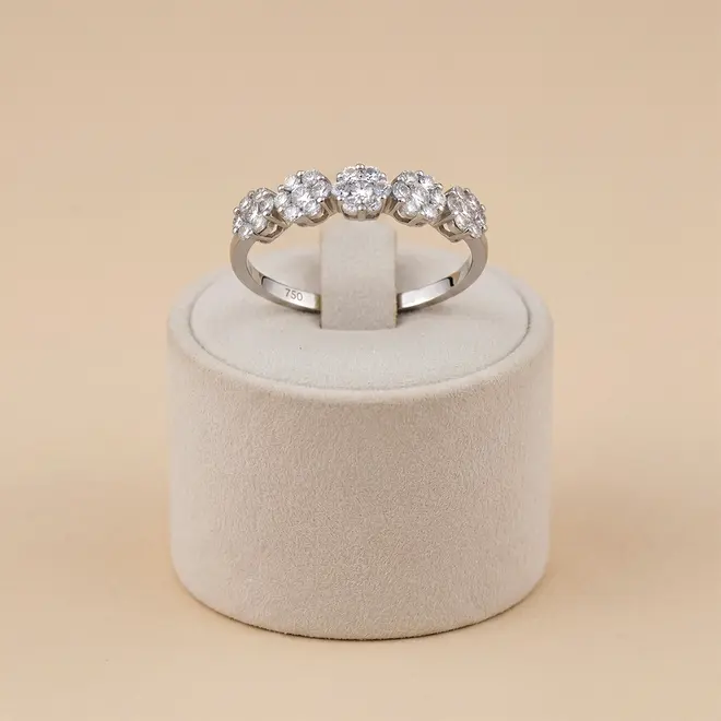 Meia Aliança em Ouro Branco 18K com Diamantes em Florescência