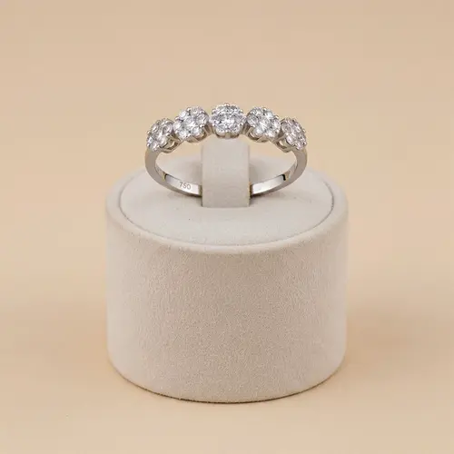 Meia Aliança em Ouro Branco 18K com Diamantes em Florescência