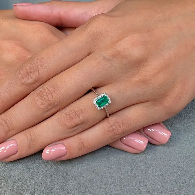 Anel de Ouro Branco com Diamantes e Esmeralda de 70 Pts