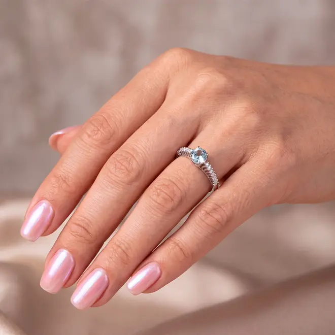 Anel de Ouro Branco com 14 Diamantes e Água Marinha de 1,0 ct