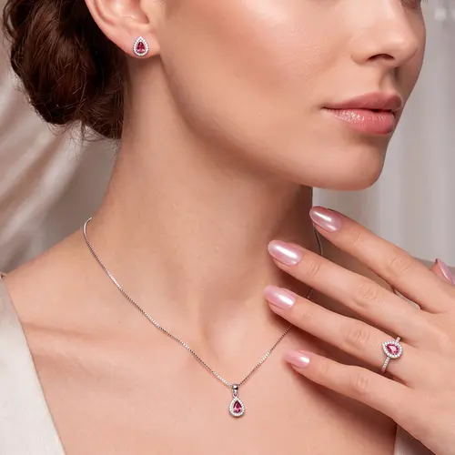 Conjunto Par de Brincos, Pingente e Anel de Prata com Cristaie e Rubilitas.