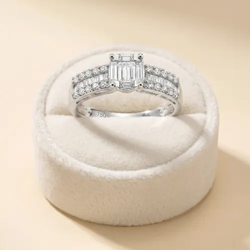 Anel Trabalhado de Ouro Branco com Diamantes Totalizando 90 Pts.