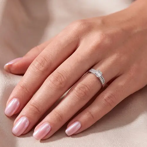 Anel Trabalhado de Ouro Branco com Diamantes Totalizando 90 Pts.