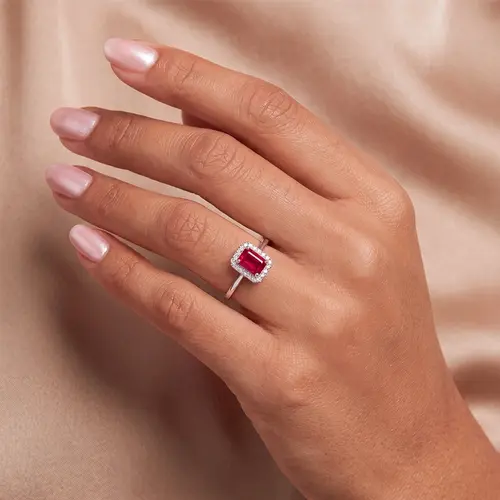 Anel de Ouro Branco com Diamantes e Rubi de 70 Pts