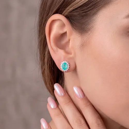 Par de Brincos de Ouro Branco com Diamantes e Turmalinas Paraíbas totalizando 1,50 Cts.