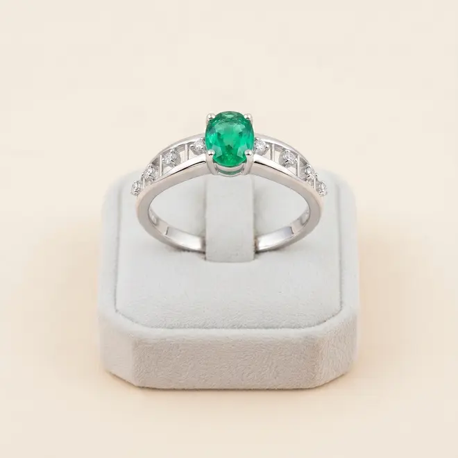 Anel de Prata com Diamantes e Esmeralda