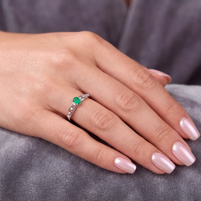 Anel de Prata com Diamantes e Esmeralda