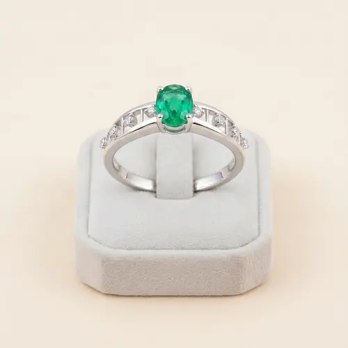 Anel de Prata com Diamantes e Esmeralda