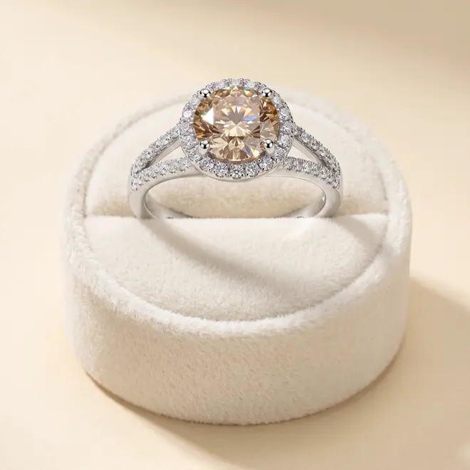 Anel de Ouro Branco com Diamantes e Diamante Central de 2,11 Cts.