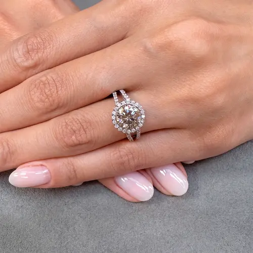 Anel de Ouro Branco com Diamantes e Diamante Central de 2,11 Cts.