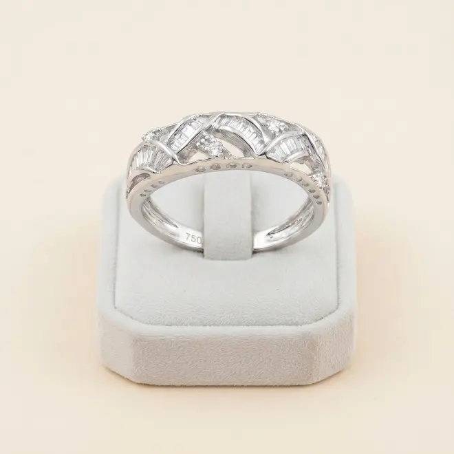 Anel Trabalhado de Ouro Branco com Diamantes Totalizando 36 Pts.