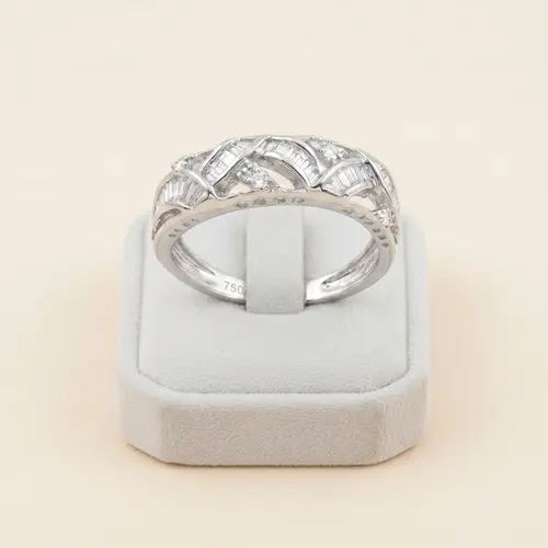 Anel Trabalhado de Ouro Branco com Diamantes Totalizando 36 Pts.