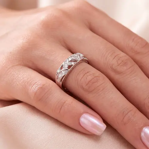 Anel Trabalhado de Ouro Branco com Diamantes Totalizando 36 Pts.